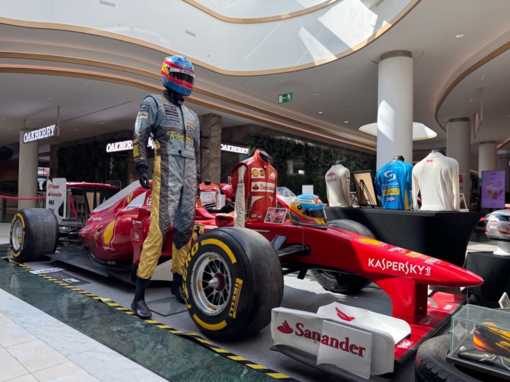 Ferrari Formula 1 y traje de Fernando Alonso