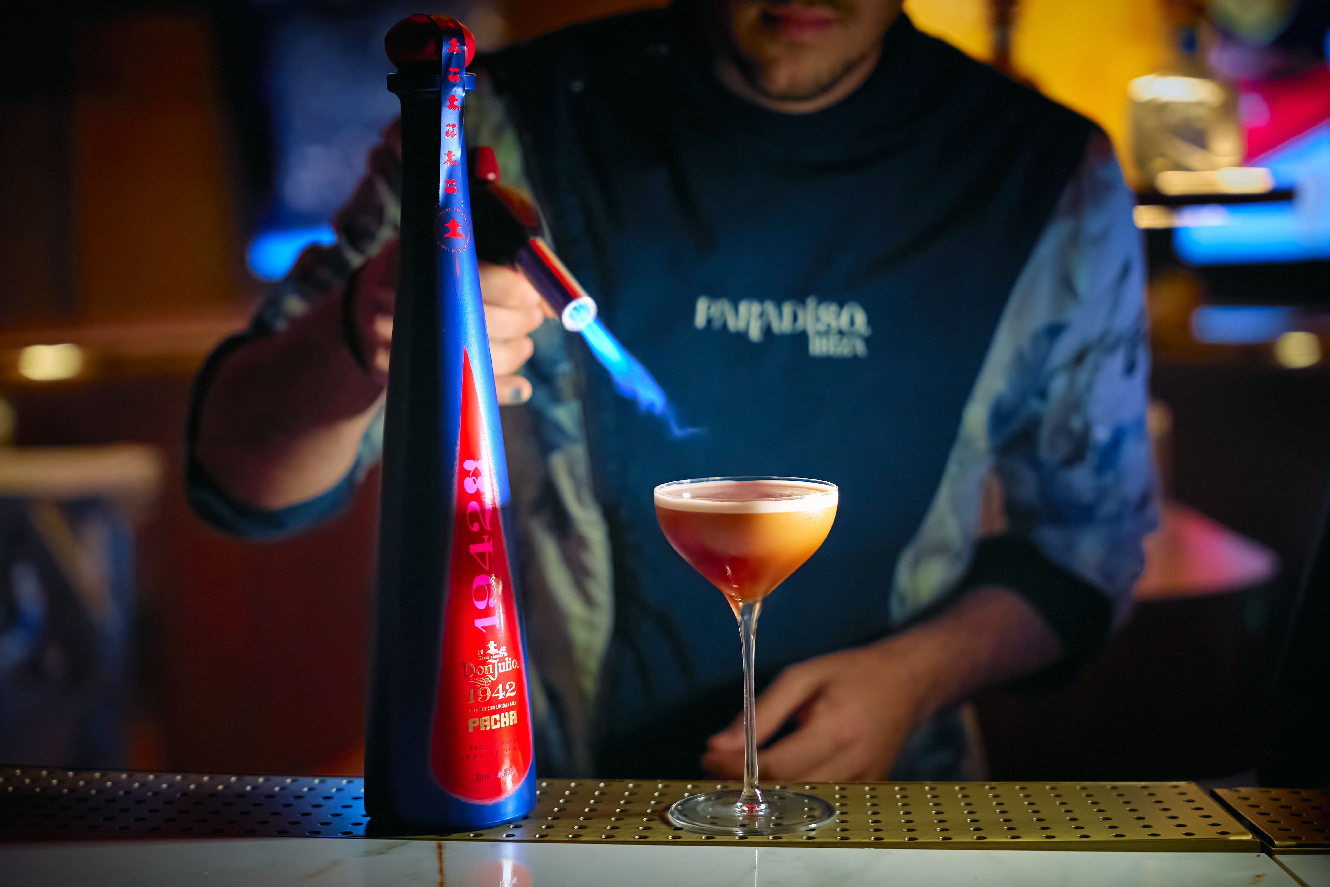 Camarero con botella Don Julio